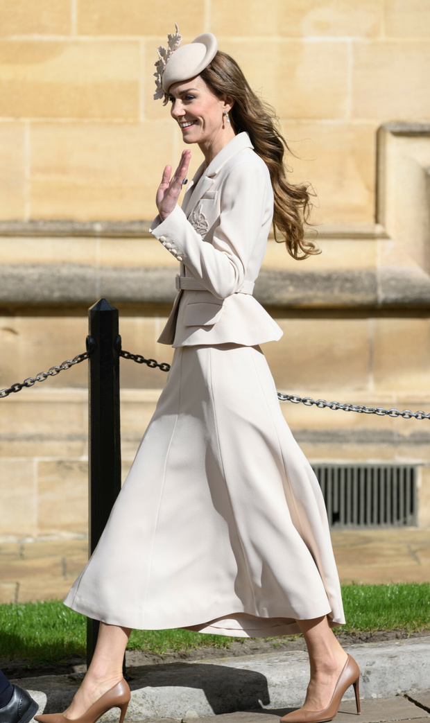 Księżna Kate w modnej marynarce z baskinką typu "Peplum"