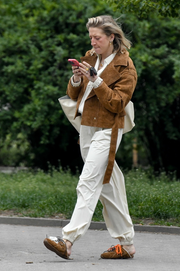 Lara Gessler w bamboszach za 6 tysięcy i spodniach "Alladyna". Zdjęcia paparazzi