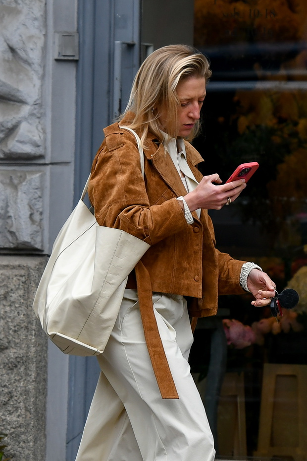 Lara Gessler w bamboszach za 6 tysięcy i spodniach "Alladyna". Nowe zdjęcia paparazzi