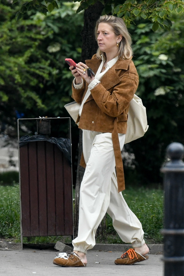 Lara Gessler w bamboszach za 6 tysięcy i spodniach "Alladyna". Paparazzi