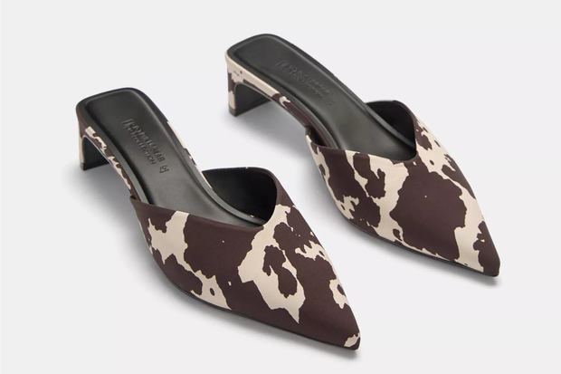 Klapki w stylu "mule" z Pull&Bear za 149 złotych