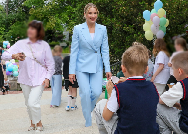 Nawrocka w błękitnym komplecie w Dzień Dziecka. Pojawiła się w ogrodzie