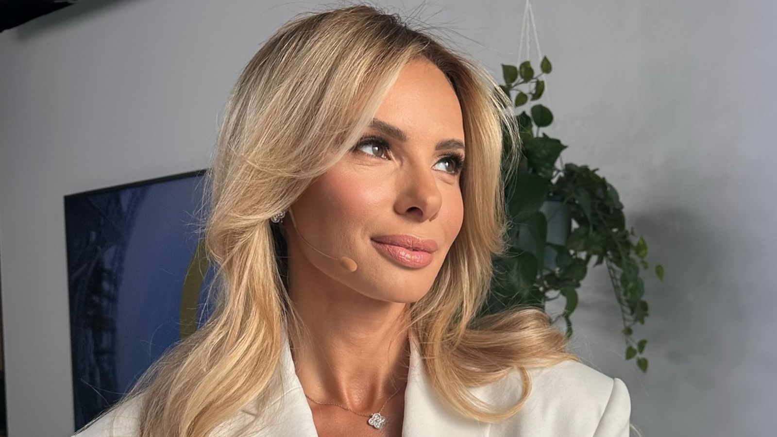 Izabela Janachowska lansuje bluzki "Bottom Knot" w stylu "old money". To będzie hit lata