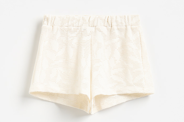 Modne "lace shorts" w stylu Izabeli Macudzińskiej z Reserved  za 69,99 złotych