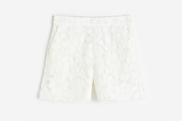 Modne "lace shorts" w stylu Izabeli Macudzińskiej z H&amp;M za 149,99 złotych