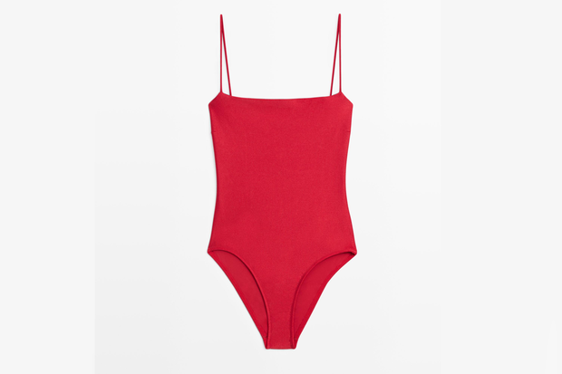 Modny kostium kąpielowy typu ''Baywatch'' w stylu Anny Lewandowskiej z Massimo Dutti za 299 złotych