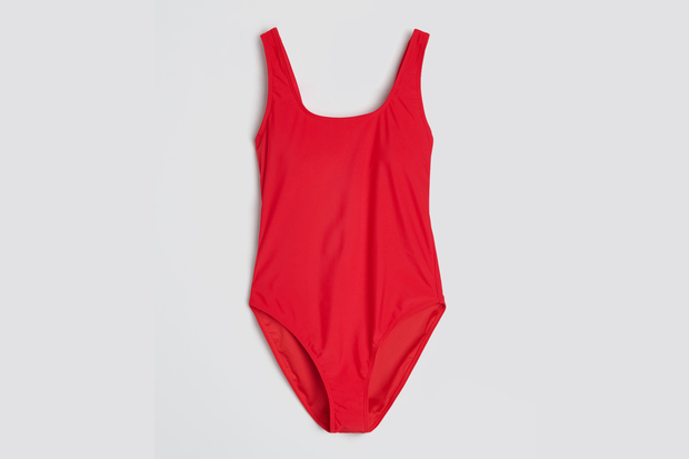 Modny kostium kąpielowy typu ''Baywatch'' w stylu Anny Lewandowskiej z Sinsay za 14,99 złotych