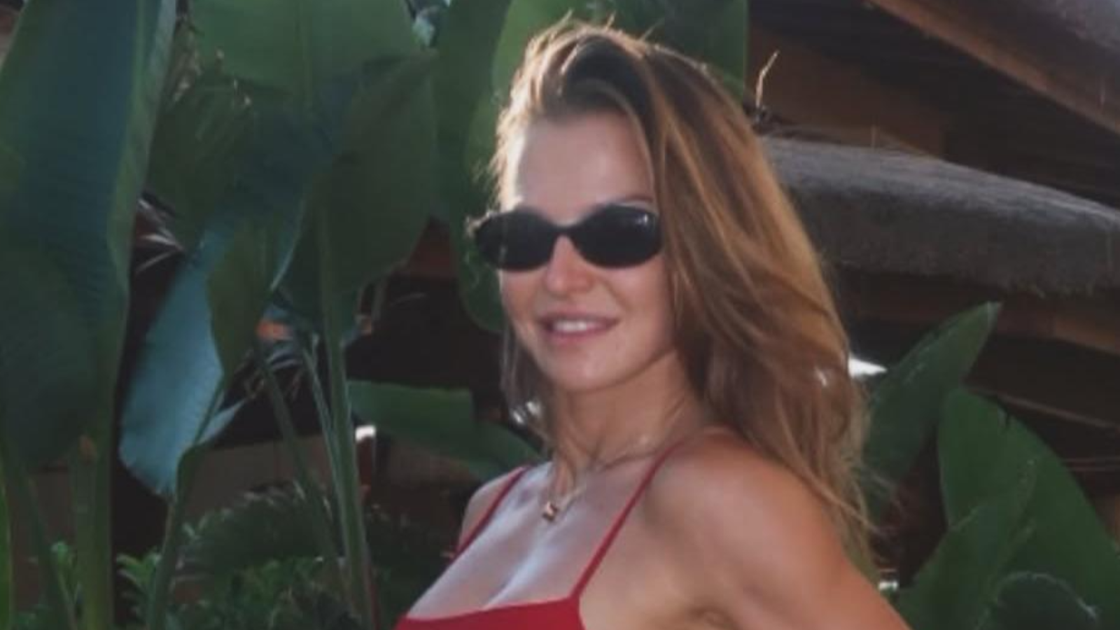 Nie klasyczne bikini. Anna Lewandowska już nosi modny kostium kąpielowy na lato w stylu ''Baywatch''. Ale on podkreśla opaleniznę