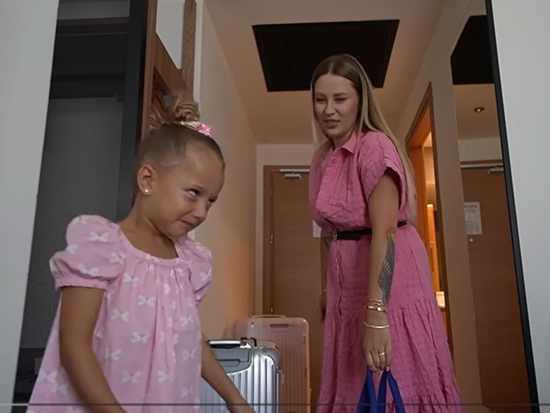 Córka naśladuje Andziaks ze zdjęć, które zobaczyła na TikToku