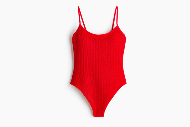 Modny kostium kąpielowy typu ''Baywatch'' w stylu gwiazd z H&M za 127,99 złotych
