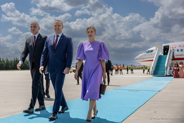 Marta Nawrocka zachwyciła w Turcji. Wszyscy patrzą na lawendową stylizację