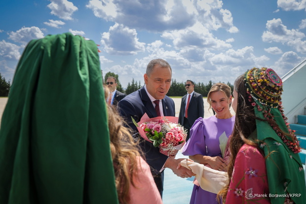 Marta Nawrocka zachwyciła w Turcji. Wszyscy patrzą na lawendową stylizację