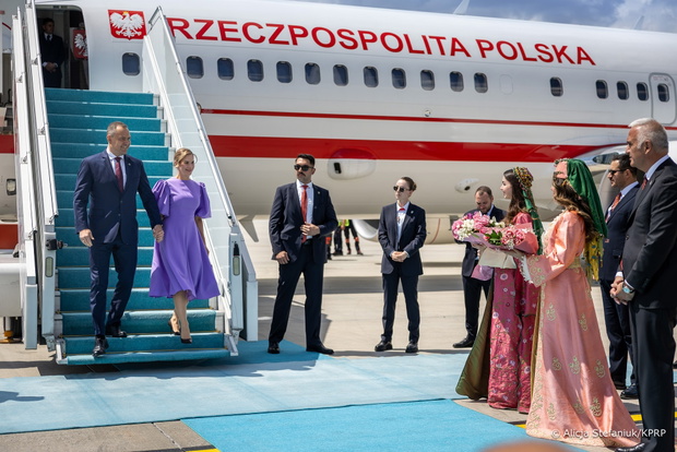 Marta Nawrocka zachwyciła w Turcji. Wszyscy patrzą na lawendową stylizację