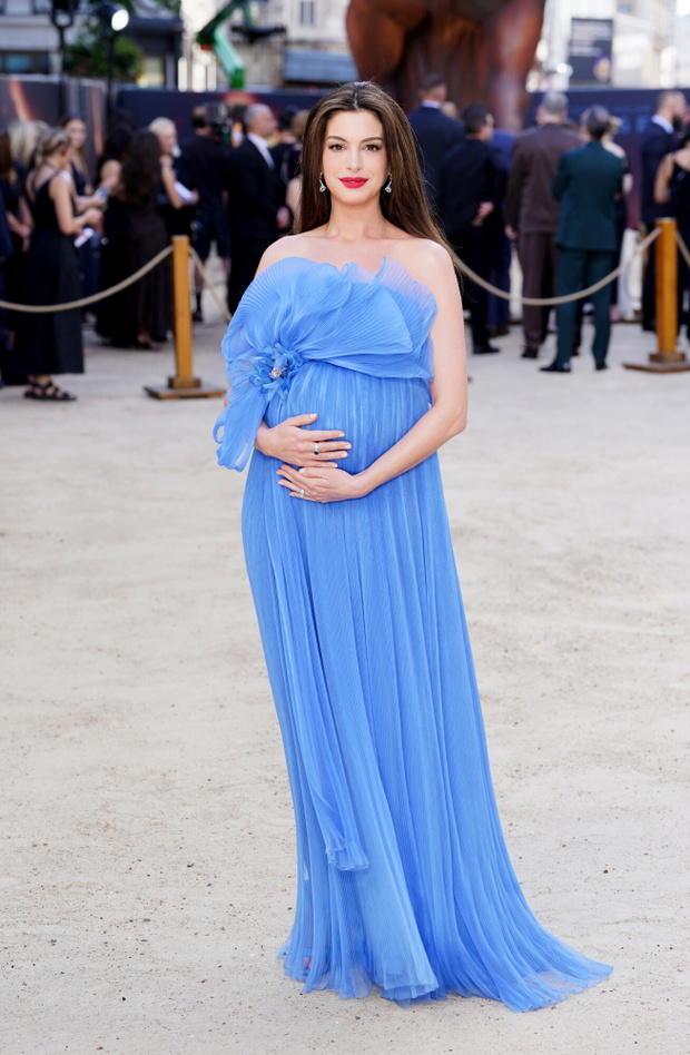 Anne Hathaway skradła show na europejskich premierach ''Odysei''. W Londynie wyglądała niczym księżniczka