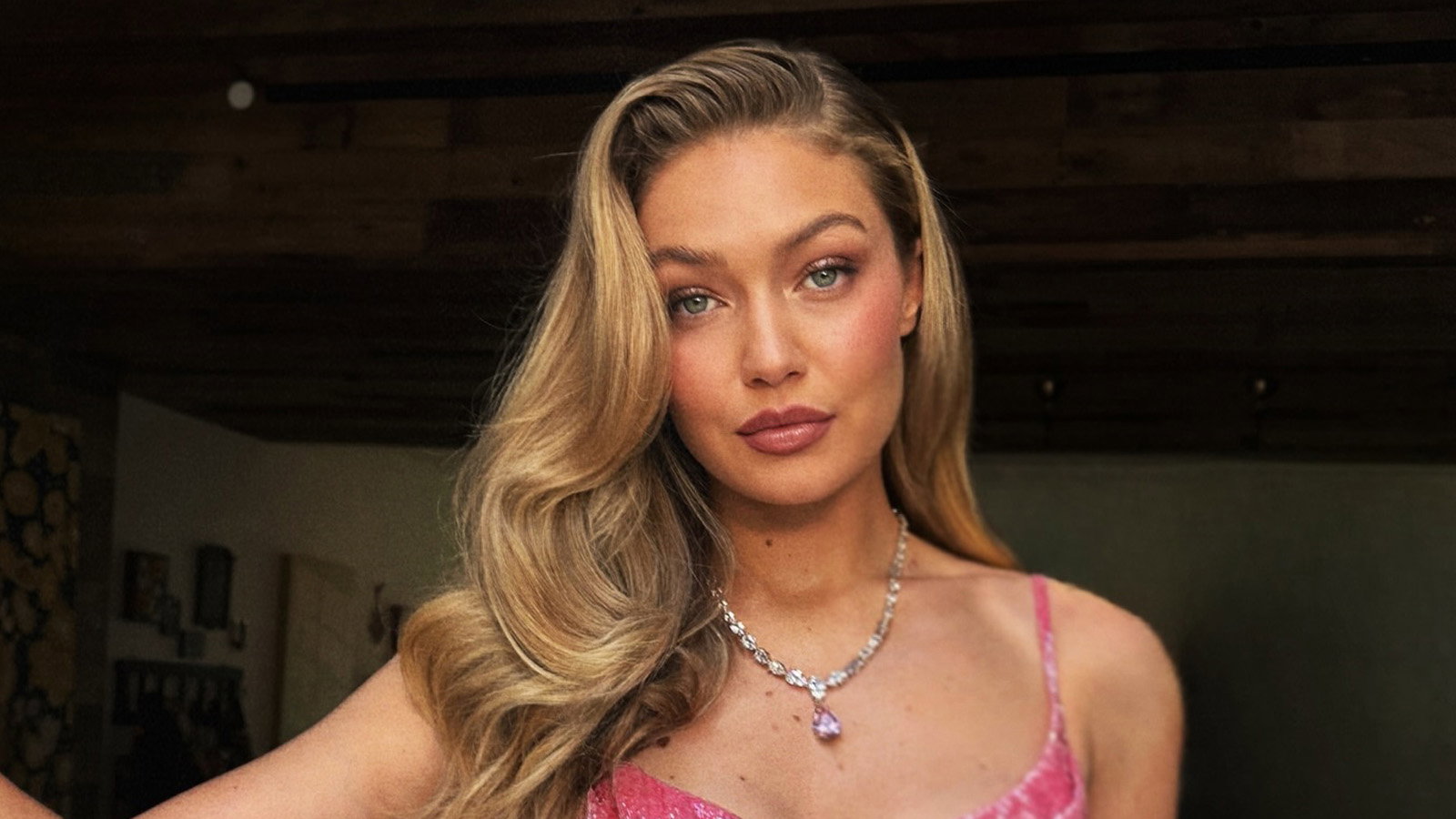 Gigi Hadid w soft serve blowout i kreacji za 55 tysięcy złotych. Tak wyglądała na ślubie Taylor Swift