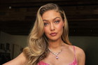 Gigi Hadid w soft serve blowout i kreacji za 55 tysięcy złotych. Tak wyglądała na ślubie Taylor Swift