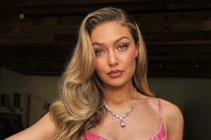 Gigi Hadid w soft serve blowout i kreacji za 55 tysięcy złotych. Tak wyglądała na ślubie Taylor Swift