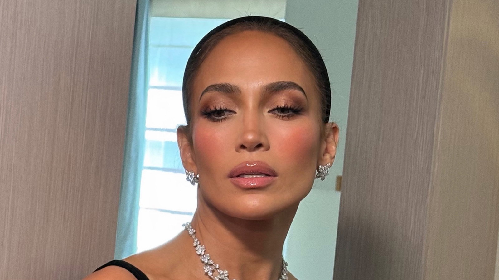 Jennifer Lopez w kreacji w stylu "midnight sculpt". Olśniła na ślubie Taylor Swift i Travisa Kelce
