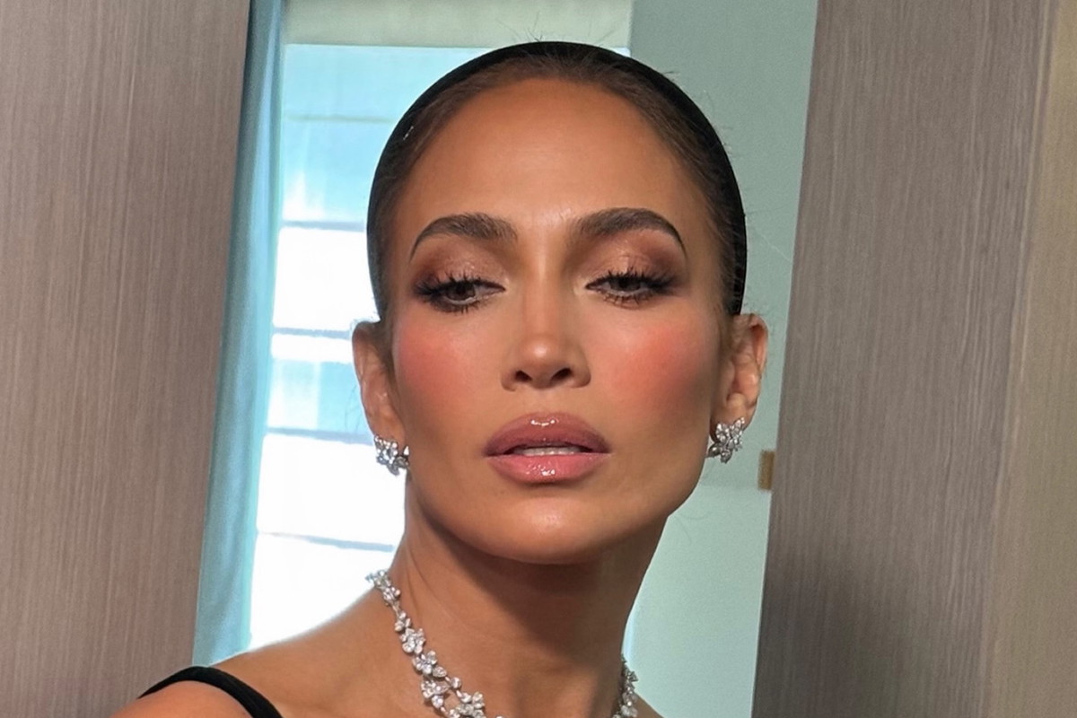 Jennifer Lopez w kreacji w stylu "midnight sculpt". Olśniła na ślubie Taylor Swift i Travisa Kelce