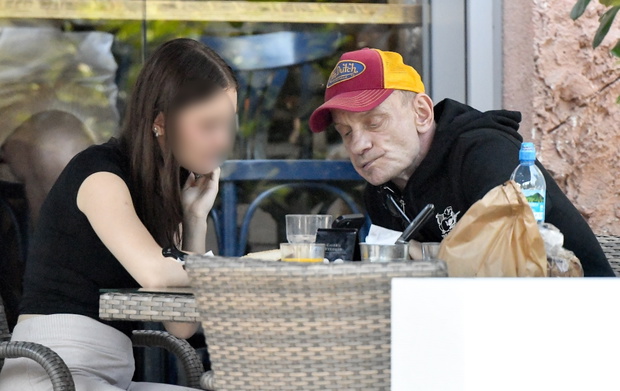 Bartosz Żukowski z tajemniczą brunetką w restauracji