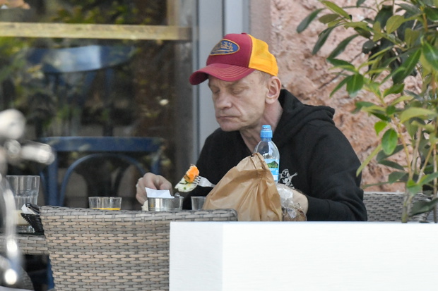Bartosz Żukowski z tajemniczą brunetką w restauracji