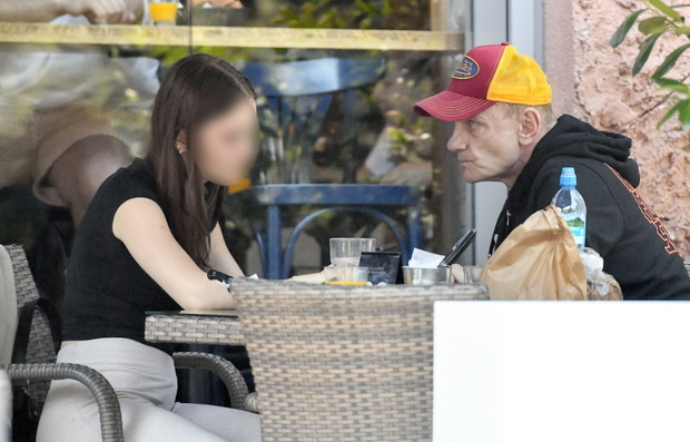 Bartosz Żukowski z tajemniczą brunetką w restauracji
