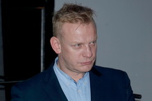Bartosz Żukowski przyłapany z tajemniczą kobietą w restauracji. Tak dziś wygląda serialowy Walduś Kiepski