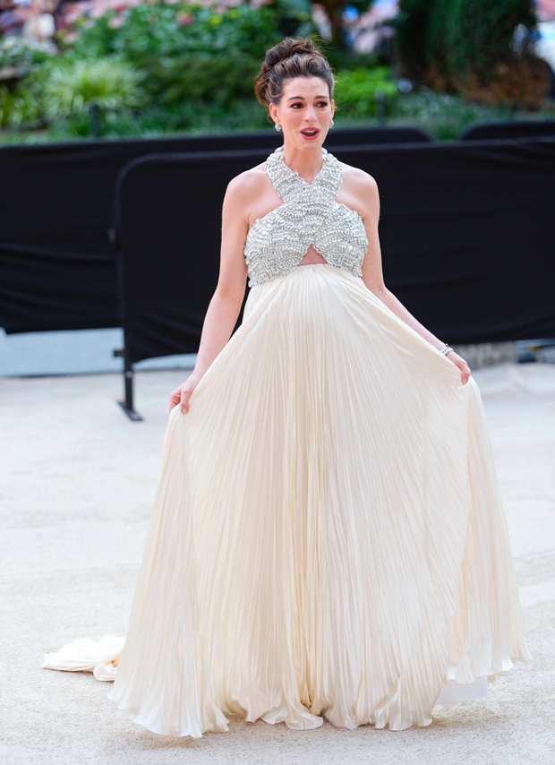 Ciężarna Anne Hathaway i Zendaya skradły show na premierze 