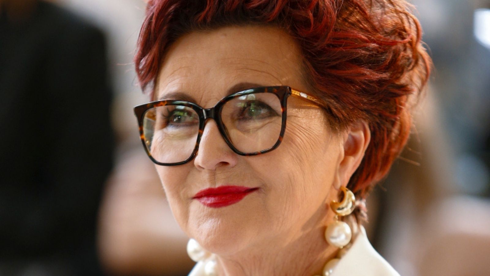 Komplet w odcieniu "shiny cream" to hit sezonu. Jolanta Kwaśniewska wygląda w nim zjawiskowo