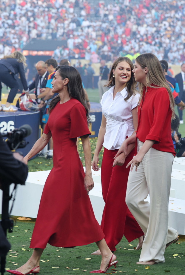 Królowa Hiszpanii Letycja w zjawiskowej czerwonej sukni na finale mundialu