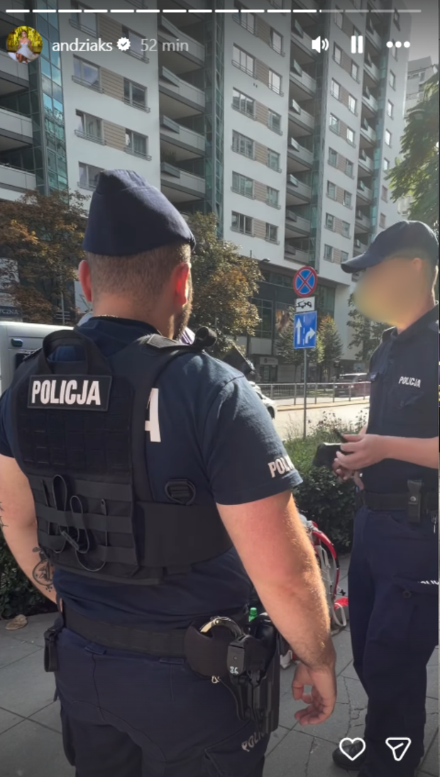 Policja na miejscu dewastacji sklepu Andziaks przez aktywistów