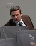Dostał obsesji na punkcie krzeseł. Ten serial na HBO Max jest szalony i wciąga jak diabli