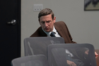 Dostał obsesji na punkcie krzeseł. Ten serial na HBO Max jest szalony i wciąga jak diabli