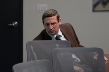 Dostał obsesji na punkcie krzeseł. Ten serial na HBO Max jest szalony i wciąga jak diabli