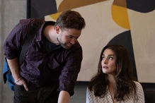 stracila-glowe-dla-mlodego-profesora-ten-romans-z-rachel-weisz-od-netfliksa-rozpala-zmysly.png?width=1280&quality=95&format=webp