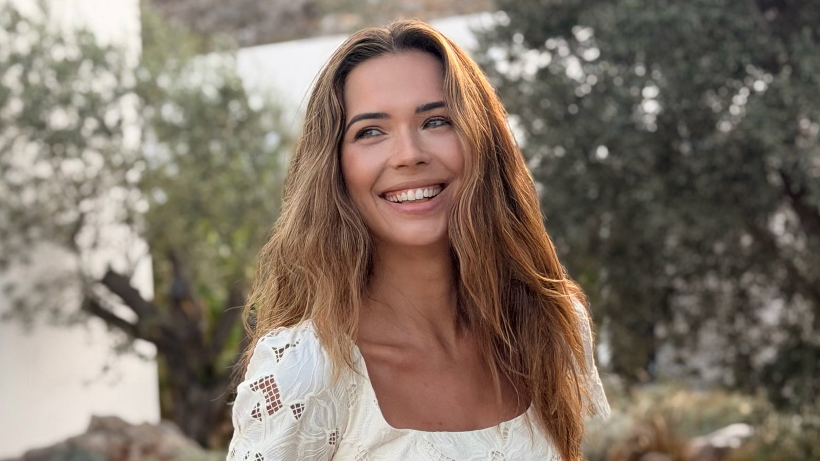 Sandra Kubicka zachwyciła w białym komplecie. Ten letni hit zalał ulice