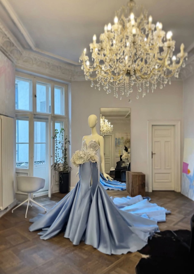 Koronka z Koniakowa i błękit nieba: narodowy strój Oliwii Mikulskiej zachwycił widzów Miss Supranational 2026