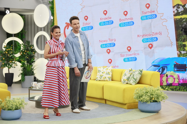 Paulina Sykut-Jeżyna w ''Halo tu Polsat'' w modnej bluzce ''Modern Sailor Peplum'' i spódnicy w pasy