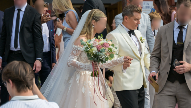 Rafał Brzozowski po ślubie przed kościołem