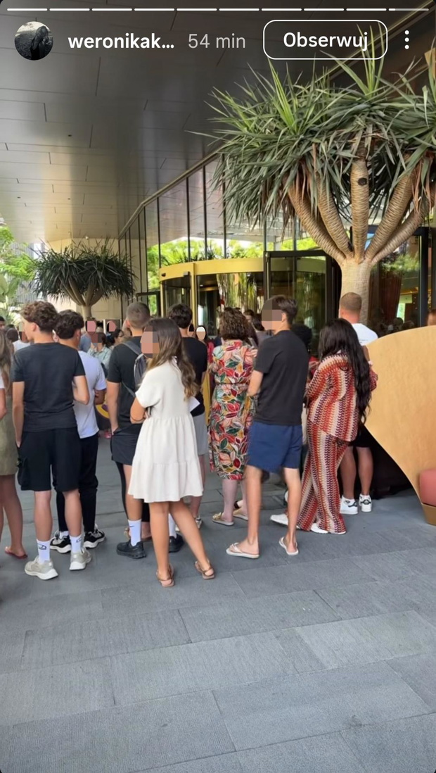 Tłum przed hotelem, gdzie Cristiano Ronaldo i Georgina Rodríguez biorą ślub