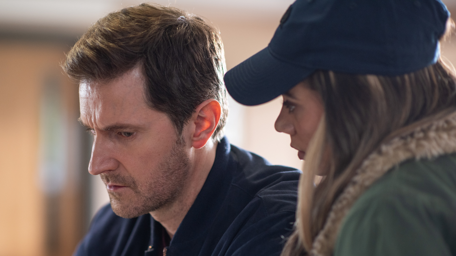 Obca kobieta burzy jego spokojne życie. Ten thriller Netfliksa wywołuje ciarki na całym ciele