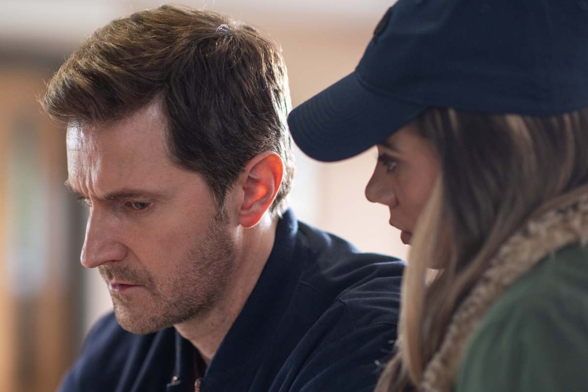 Obca kobieta burzy jego spokojne życie. Ten thriller Netfliksa wywołuje ciarki na całym ciele