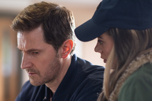 Obca kobieta burzy jego spokojne życie. Ten thriller Netfliksa wywołuje ciarki na całym ciele