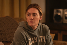Zbrodnia, która wstrząsnęła małym miasteczkiem. Ten mroczny kryminał z Kate Winslet jest pełen zwrotów akcji