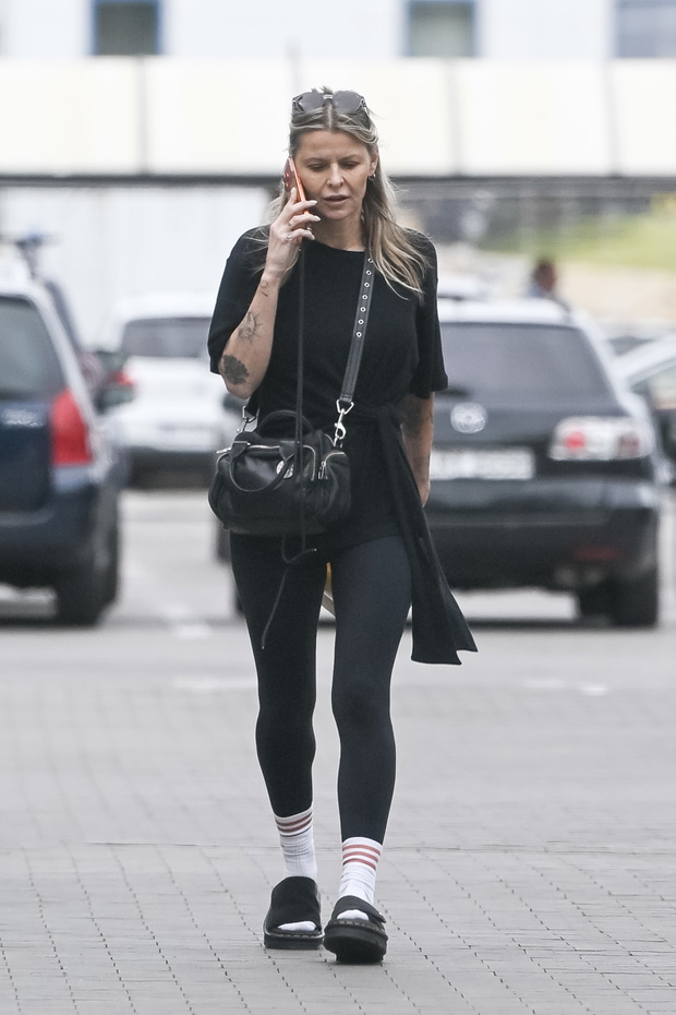 Zamyślona Mandaryna na nowych zdjęciach paparazzi. Postawiła na sportowe skarpety i modne klapki