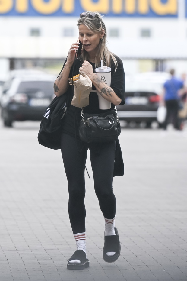 Zamyślona Mandaryna na nowych zdjęciach paparazzi mknie na trening do