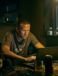 Te nowe thrillery Netfliksa łatwo przegapić. 5 seriali, które warto obejrzeć