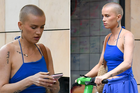 Zamyślona Maffashion pędzi na hulajnodze w "babcinych bamboszach" za 550 zł. Zdjęcia paparazzi