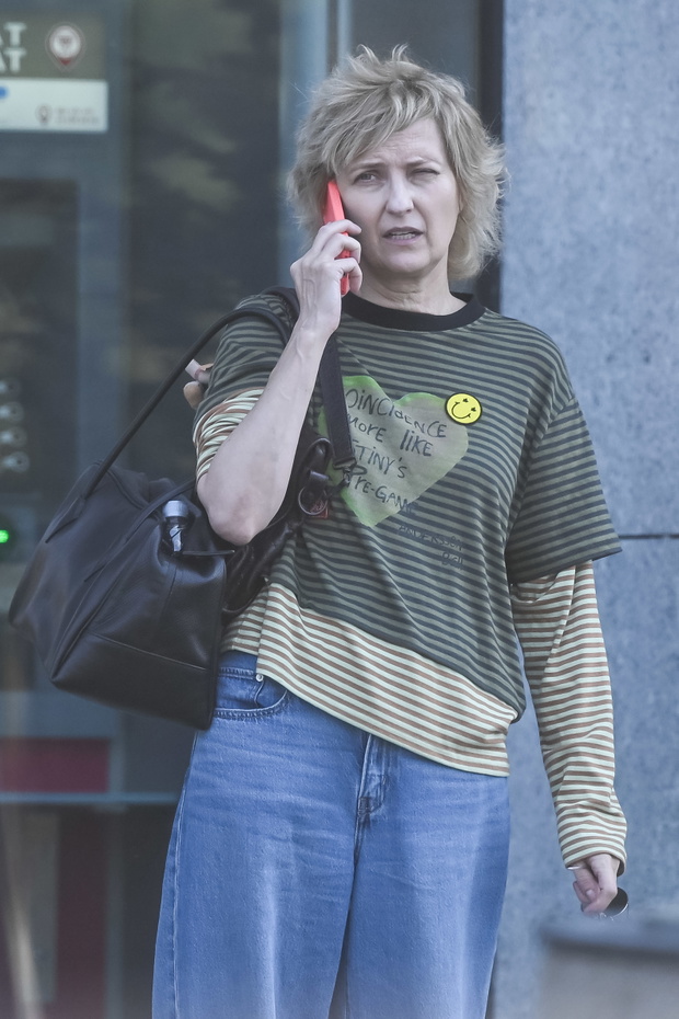 Izabela Kuna bez makijażu prowadzi rozmowę po treningu do