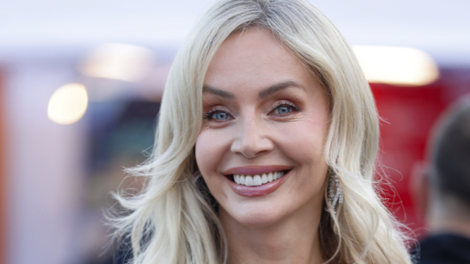 ''Blazer jacket'' to silna konkurencja dla ramoneski. Jesienią zaleje ulice. Agnieszka Woźniak-Starak już ją nosi